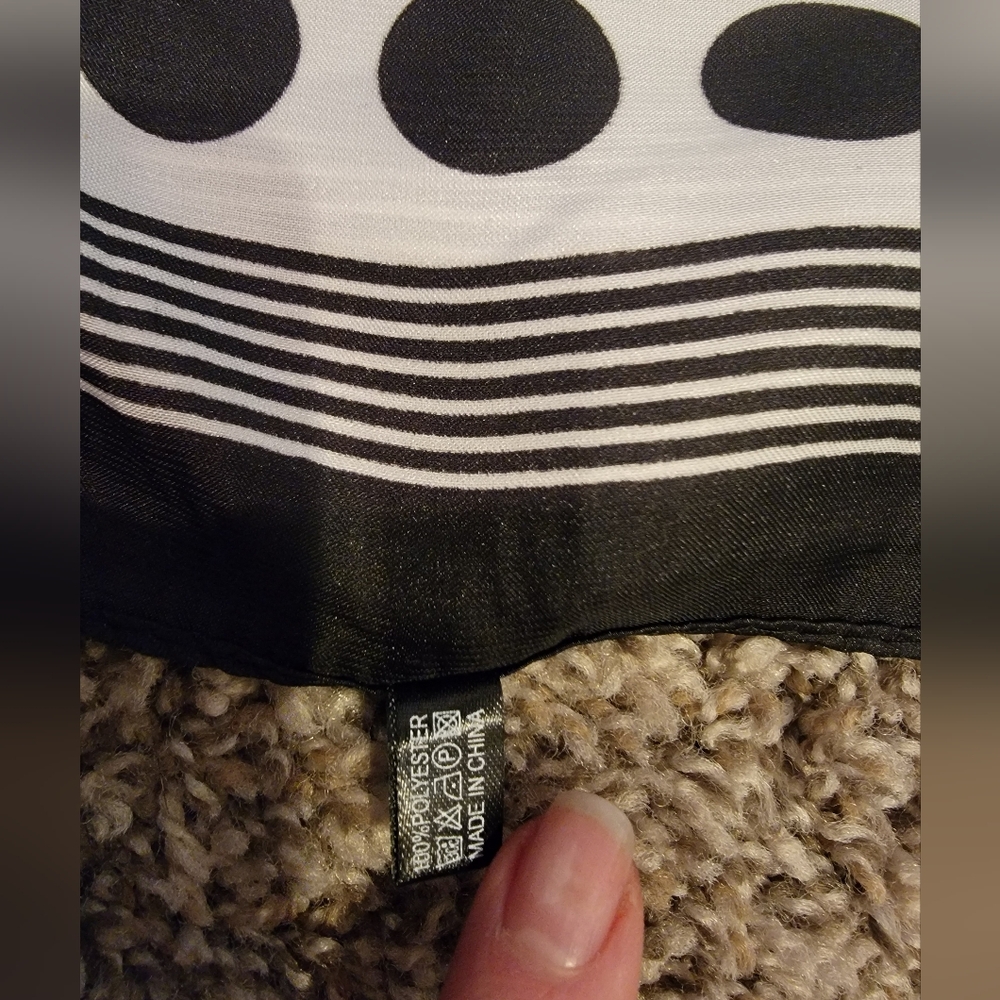 Black and white Silk Like scarf - Picture 10 of 10